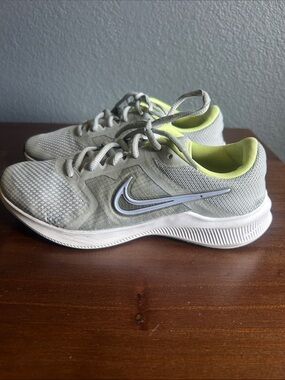 Nike Kids Light Gray Sneakers with Neon Yellow Lining